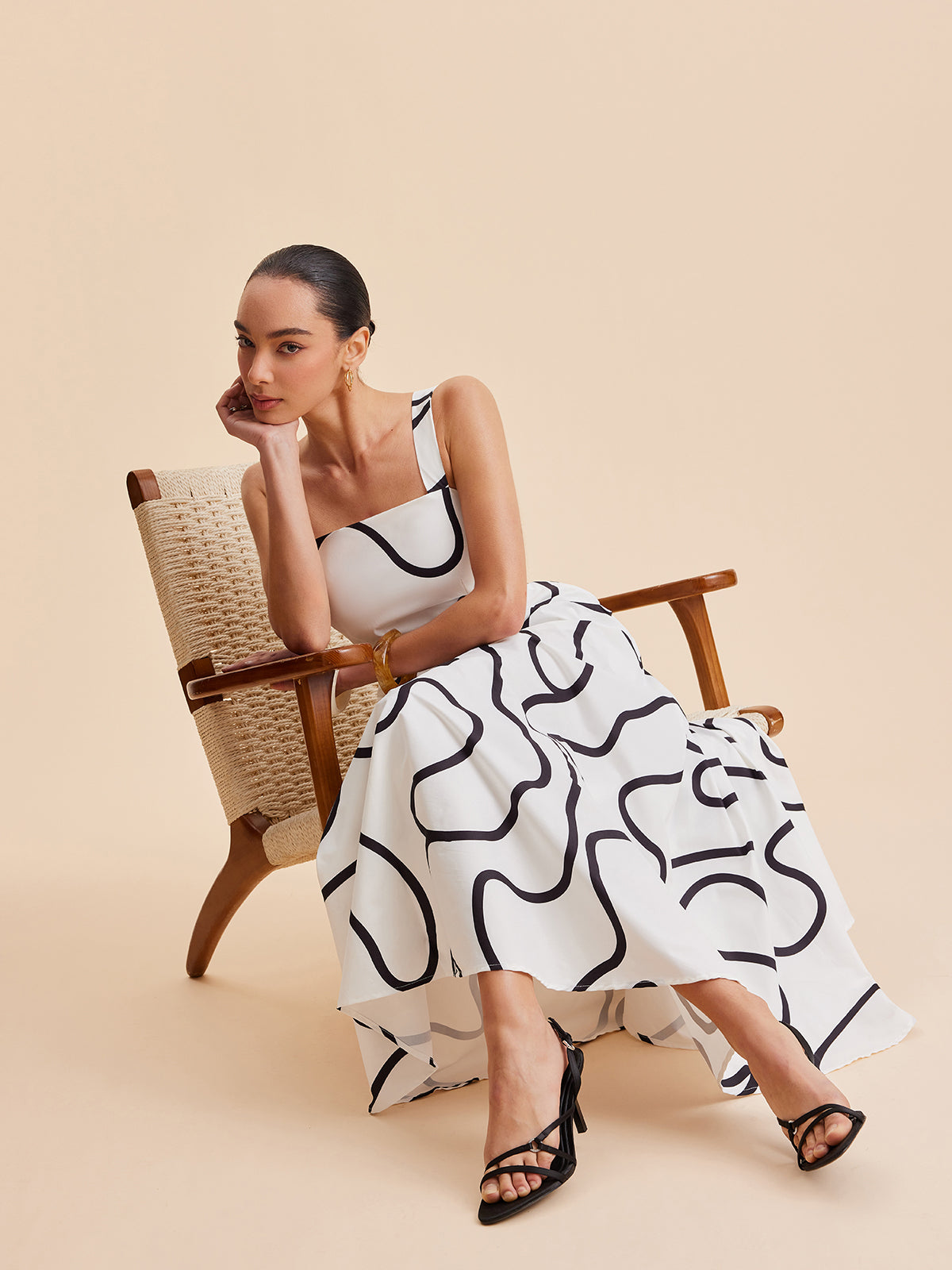 Robe à bretelles carrées imprimée de lignes abstraites 