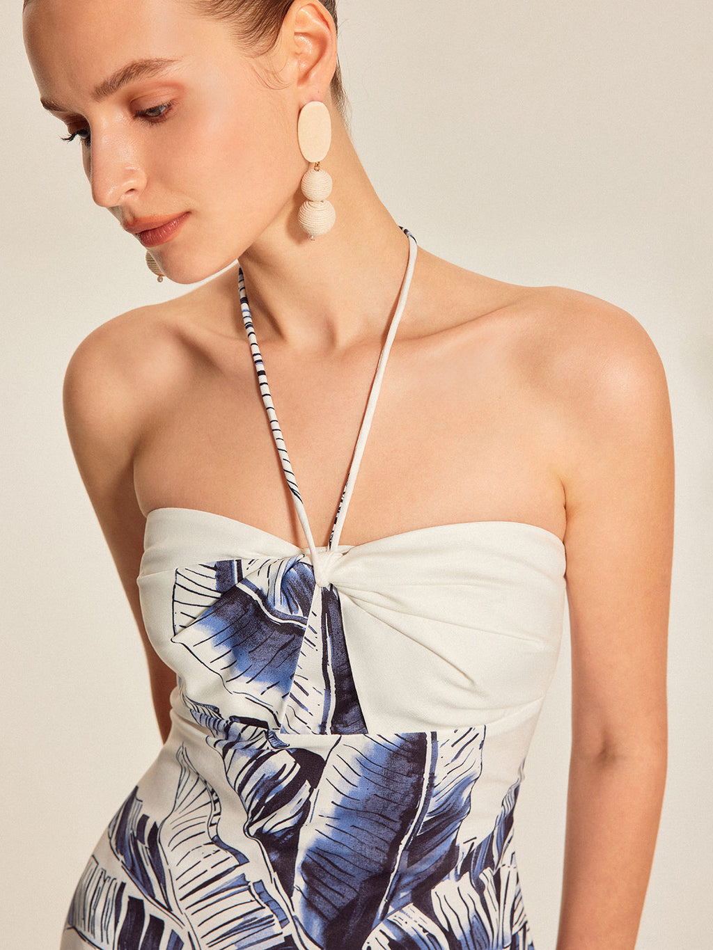 Bedrucktes trägerloses Neckholder-Kleid