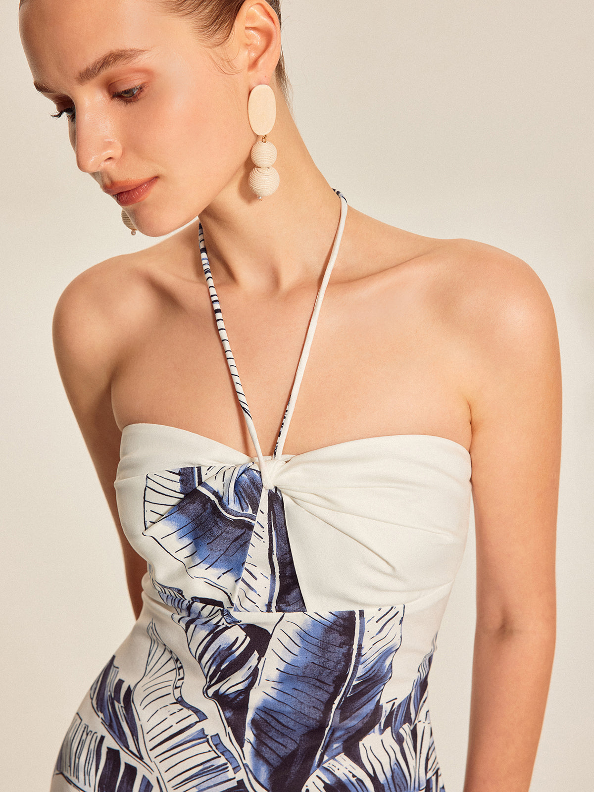 Bedrucktes trägerloses Neckholder-Kleid