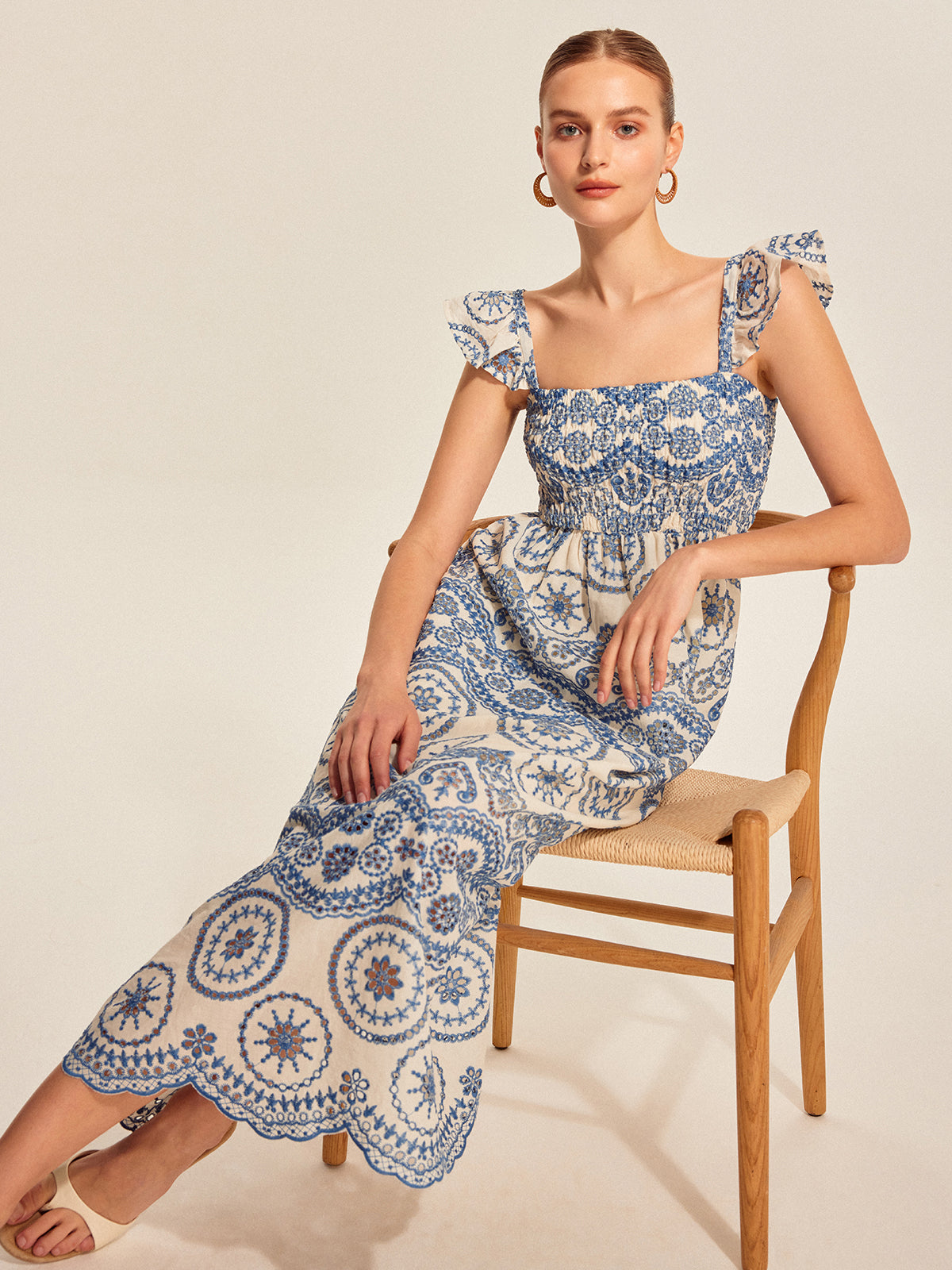 Halbtransparentes Boho-Kleid mit Blumenmuster und Rückenausschnitt 