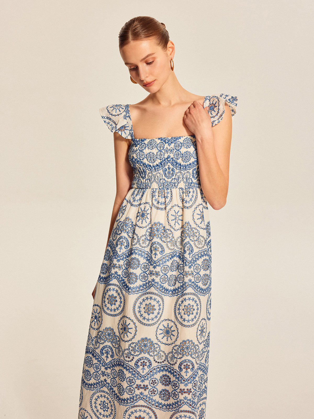 Halbtransparentes Boho-Kleid mit Blumenmuster und Rückenausschnitt 