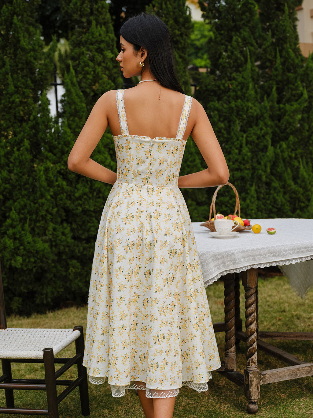Robe en dentelle florale avec liens sur le devant