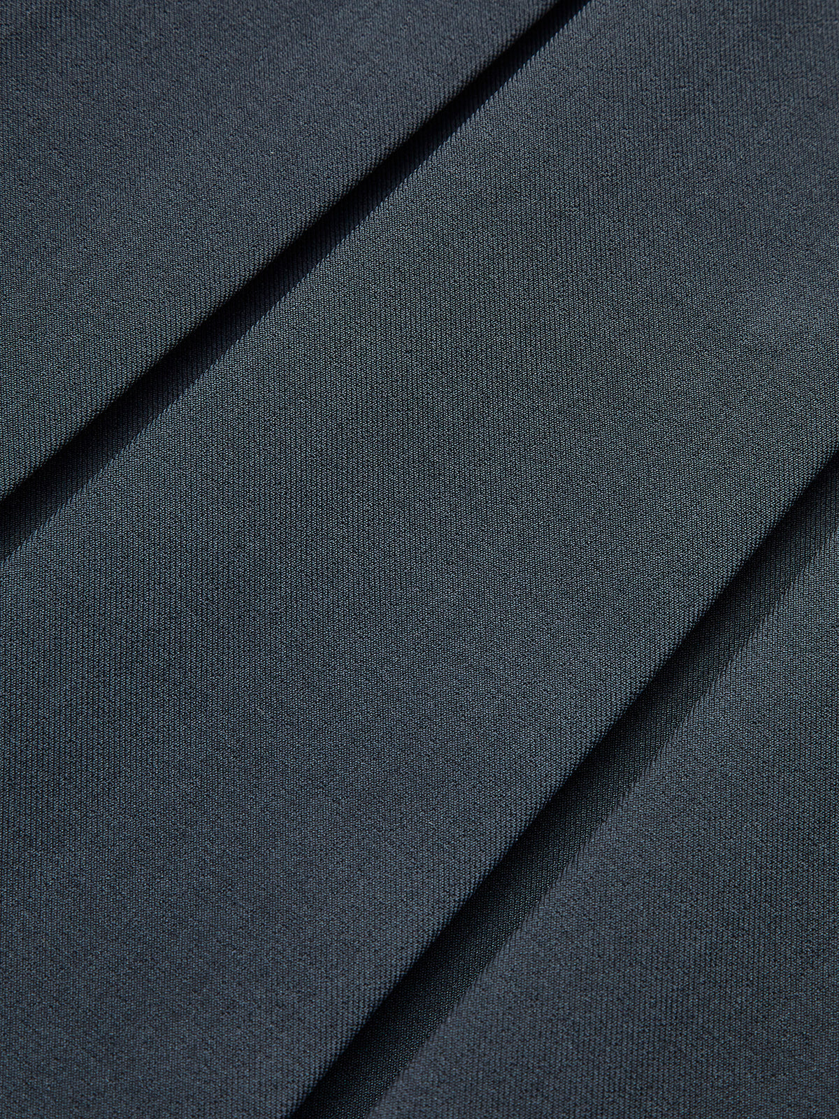 Kleid mit breitem Kragen und Falten 