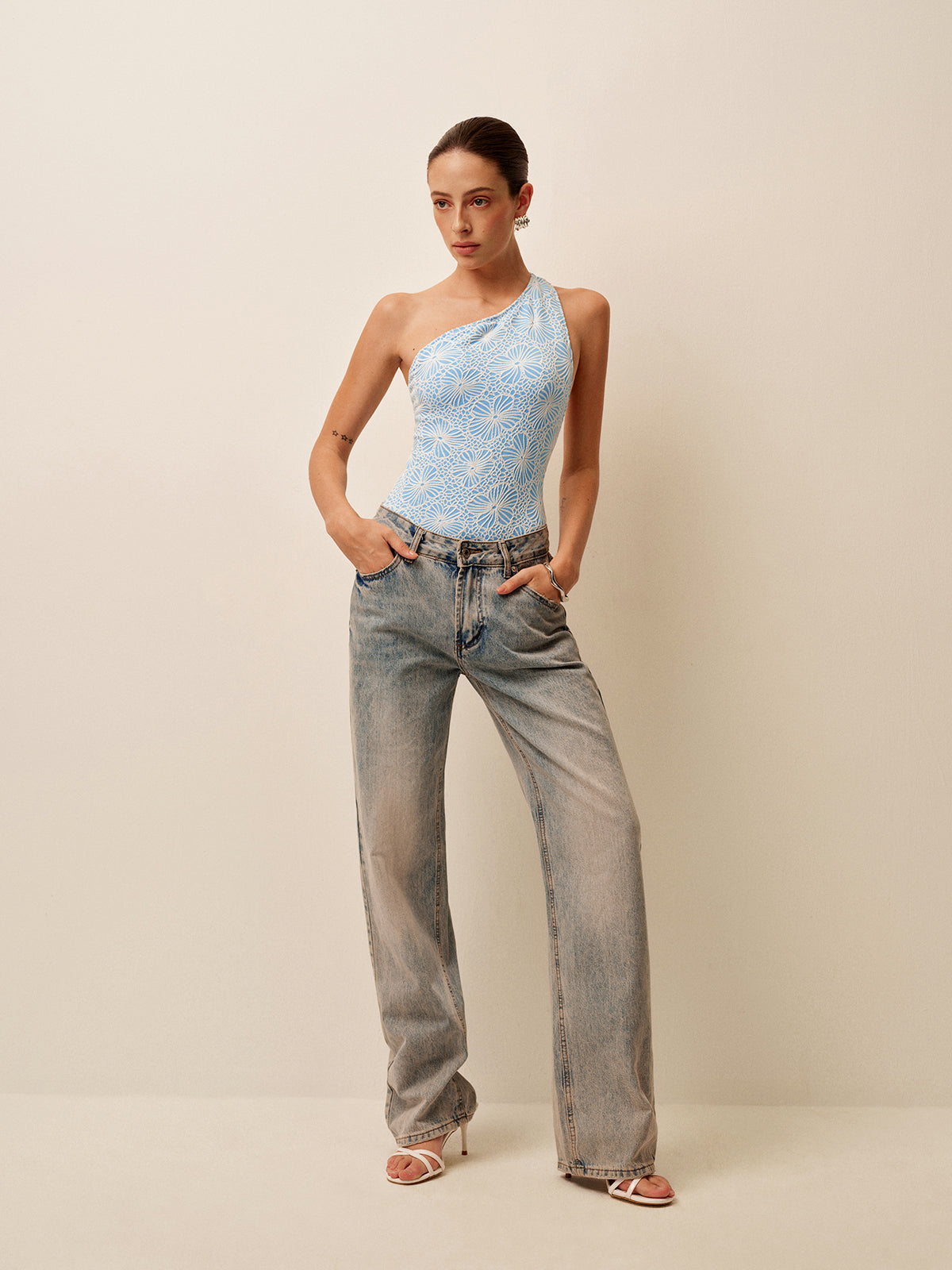 Einteiler mit asymmetrischem Spitzenausschnitt am Rücken 