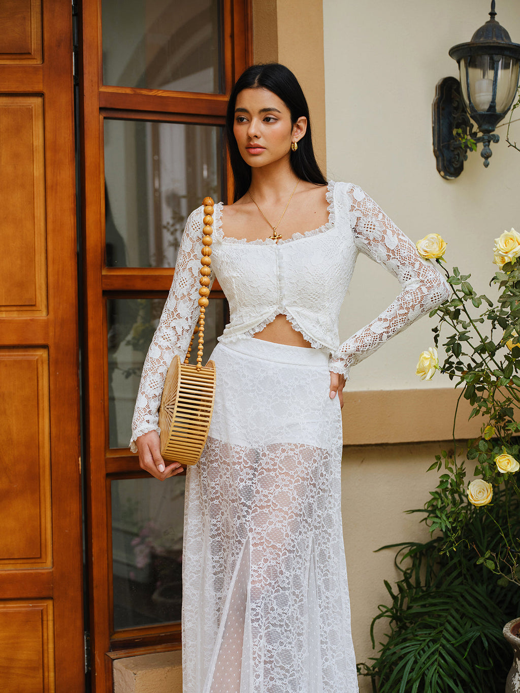 Semi-transparentes Spitzen-Crop-Top mit Rüschen und Knöpfen