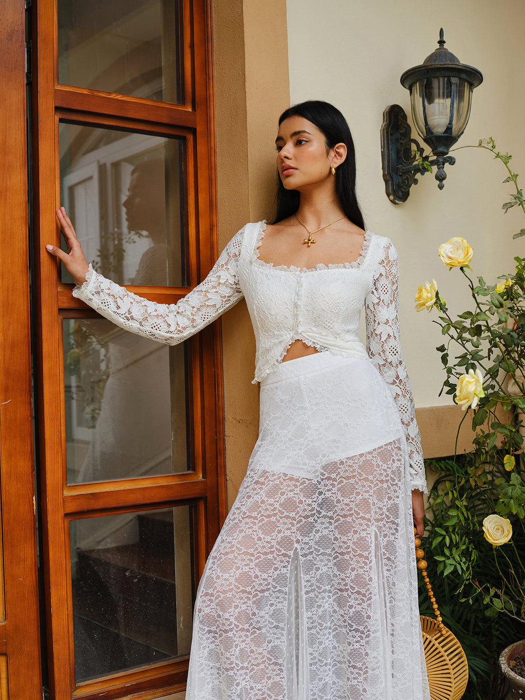 Semi-transparentes Spitzen-Crop-Top mit Rüschen und Knöpfen