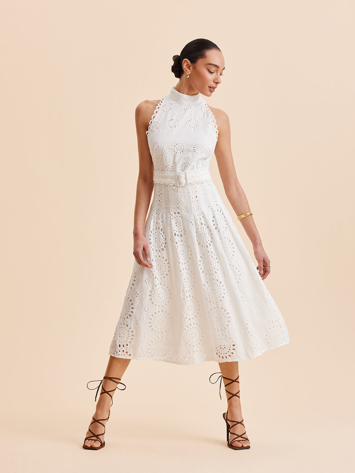 Spitzenkleid in A-Linie mit Ösen und Gürtel