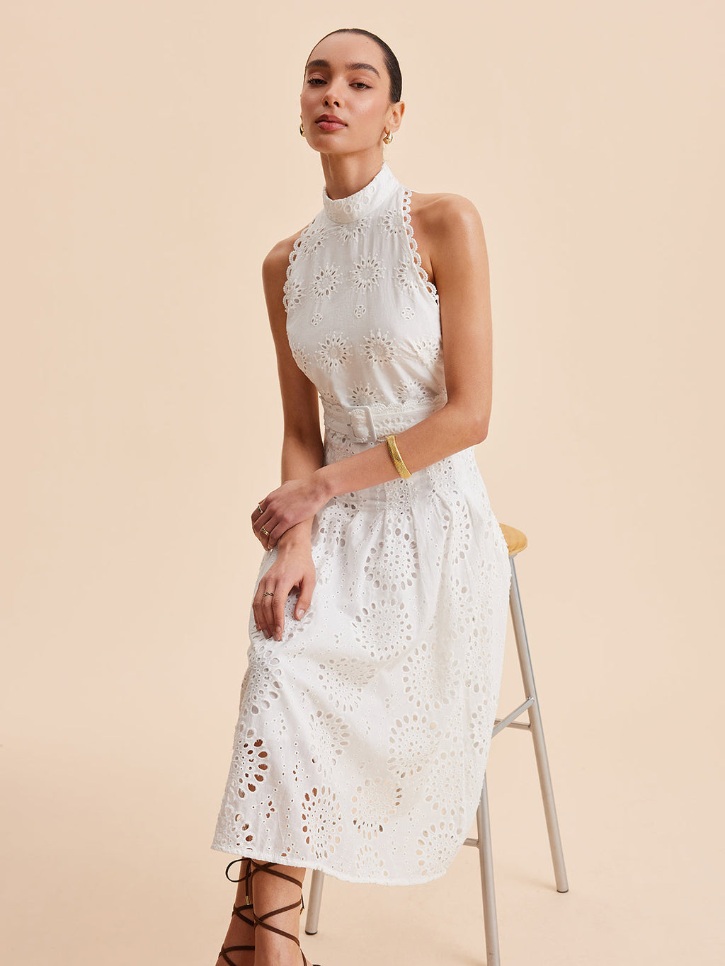 Spitzenkleid in A-Linie mit Ösen und Gürtel