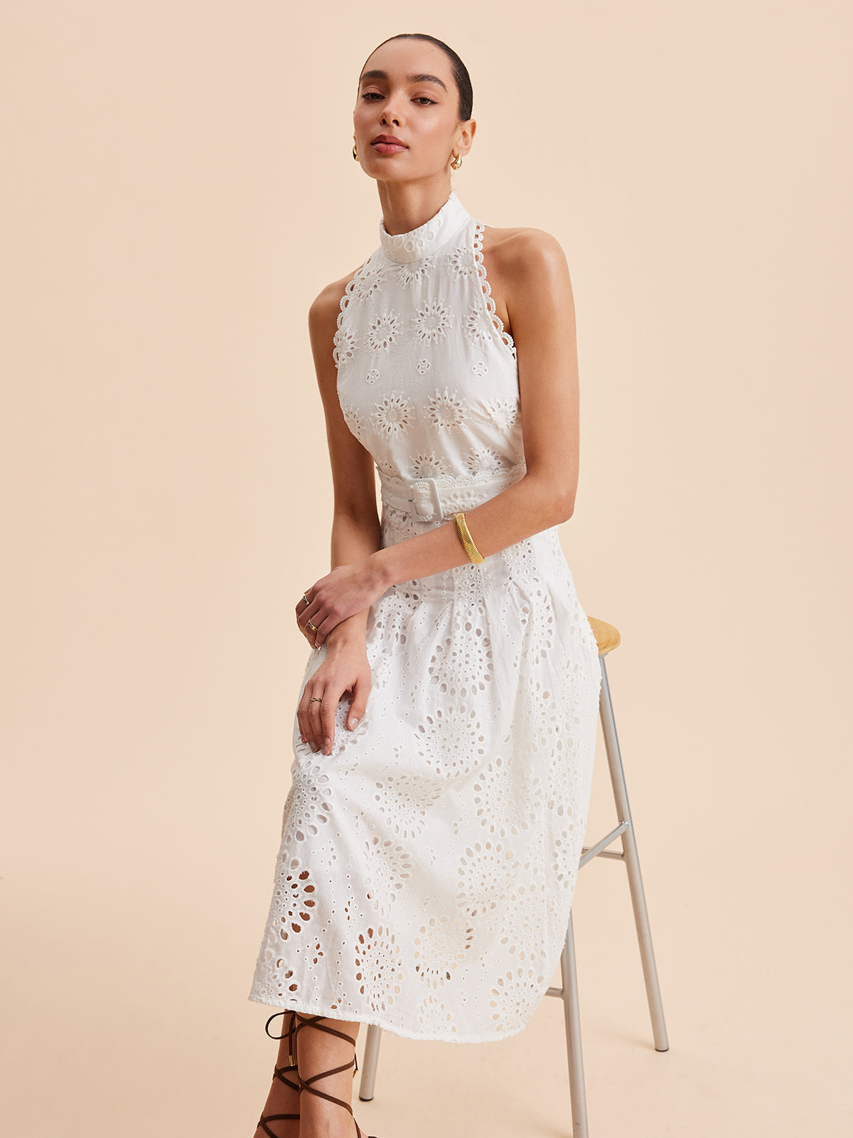 Spitzenkleid in A-Linie mit Ösen und Gürtel