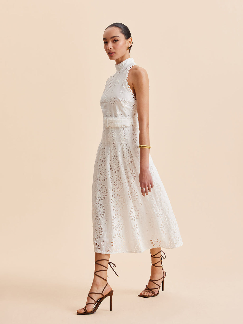 Spitzenkleid in A-Linie mit Ösen und Gürtel