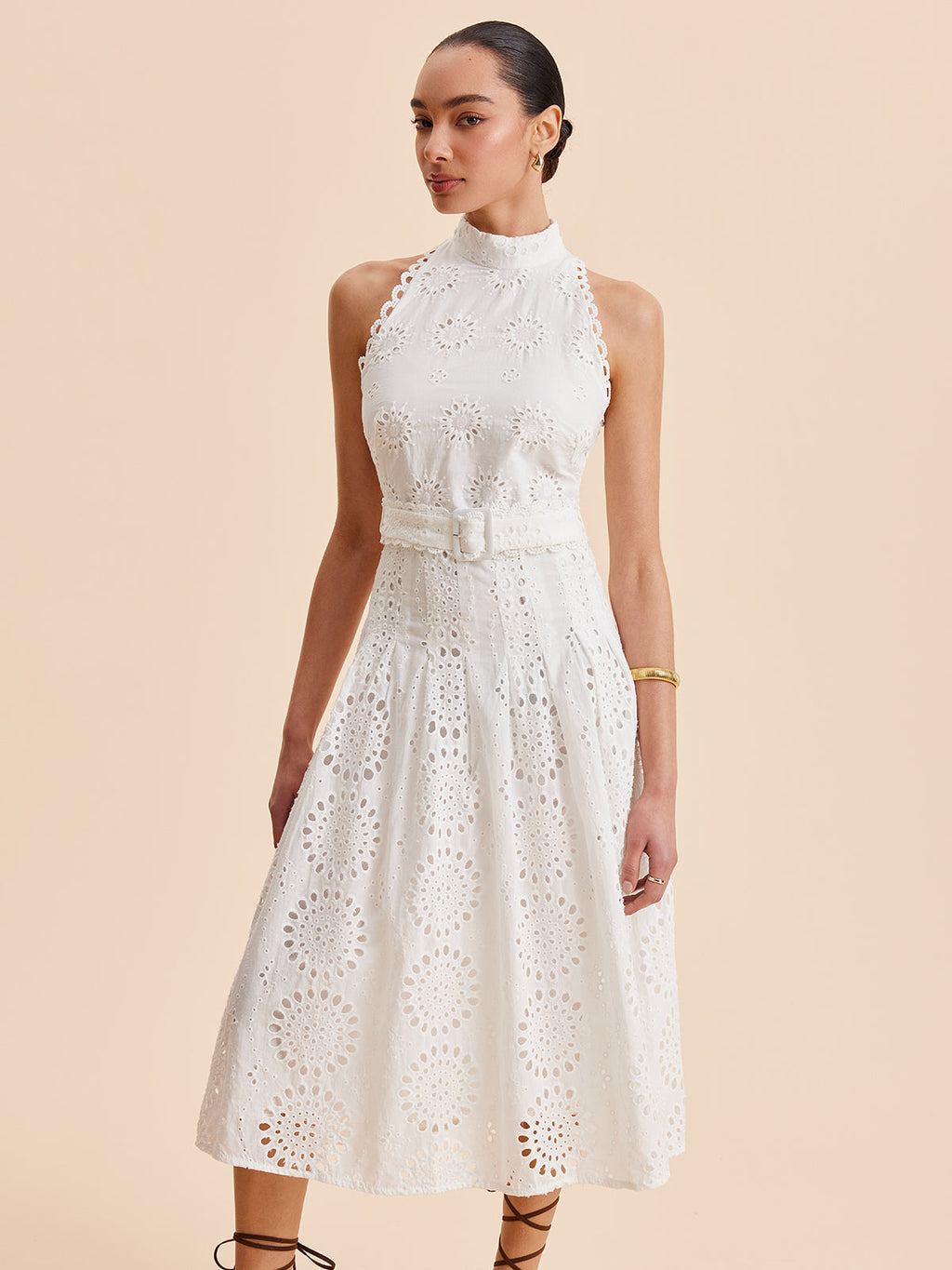 Spitzenkleid in A-Linie mit Ösen und Gürtel