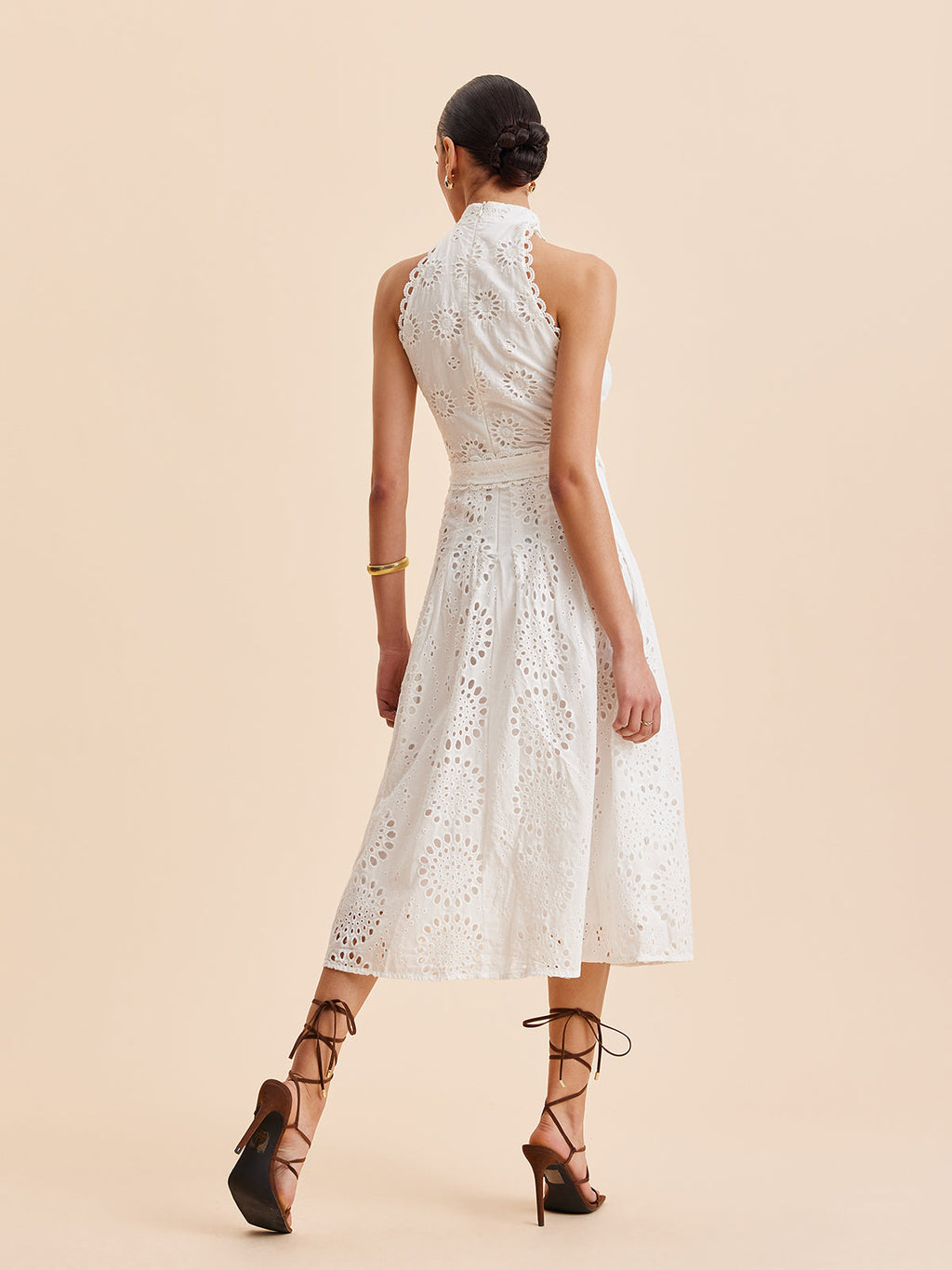 Spitzenkleid in A-Linie mit Ösen und Gürtel