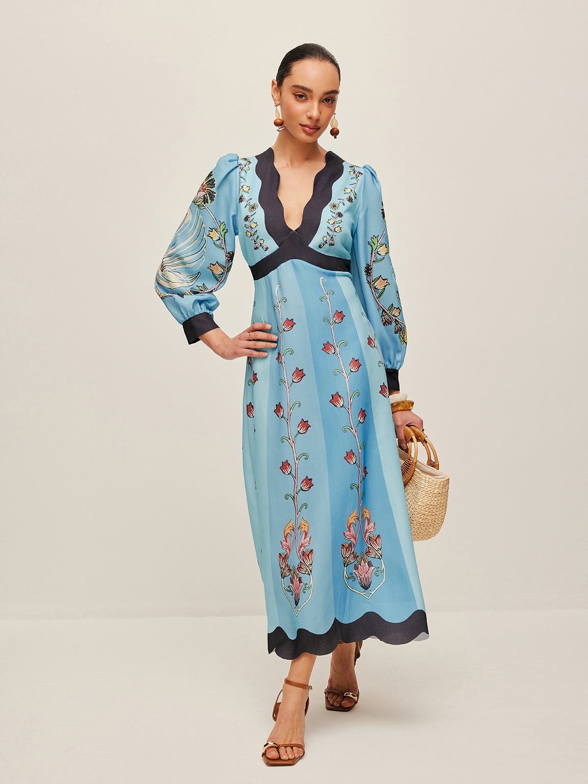 Robe fleurie à manches bouffantes et dos ouvert