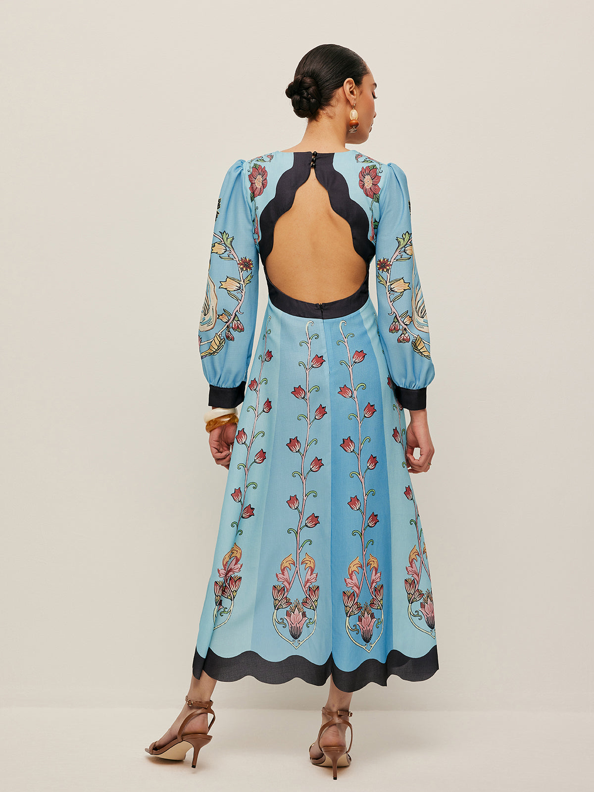 Robe fleurie à manches bouffantes et dos ouvert