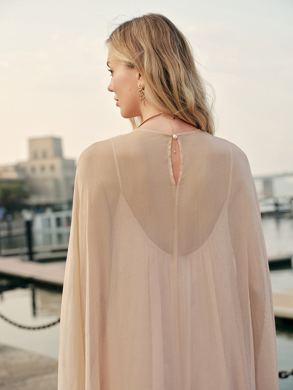 Halbtransparente Chiffon-Lagenkleid mit Umhang