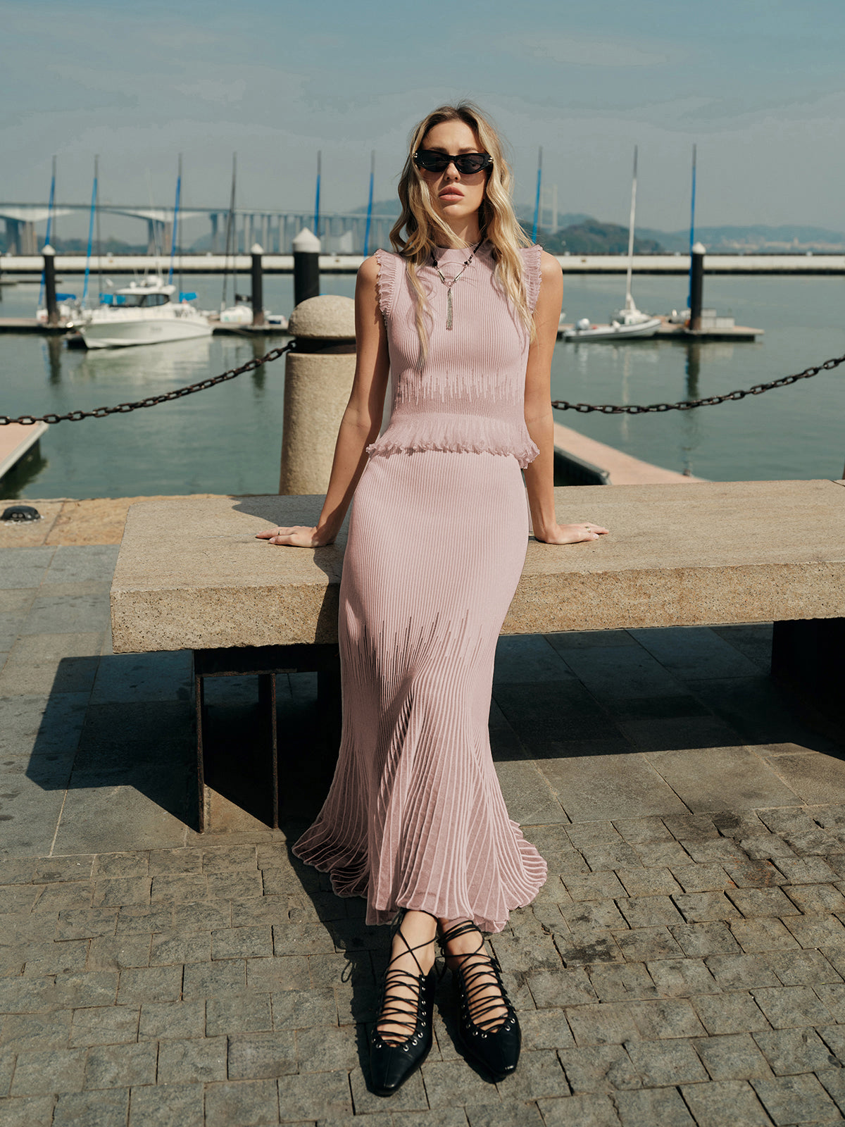 Jupe plissée à empiècements en résille 