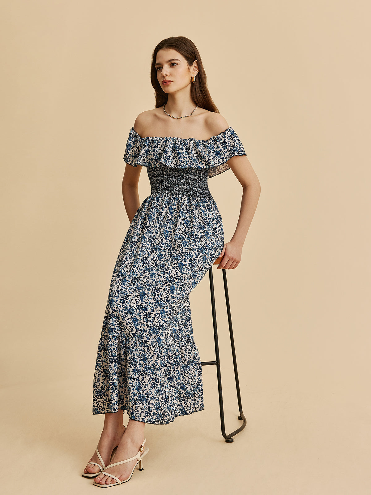 Boho-Kleid mit gerafften Schultern, Rüschen und Blumenmuster 