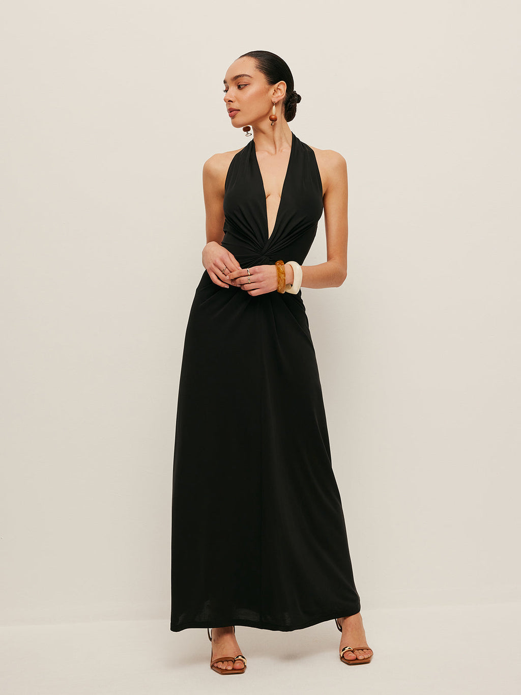 Robe dos-nu torsadée au décolleté en V