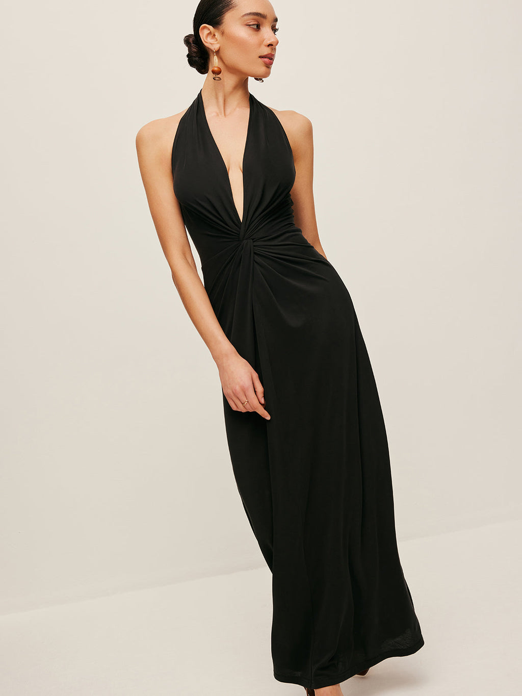 Robe dos-nu torsadée au décolleté en V