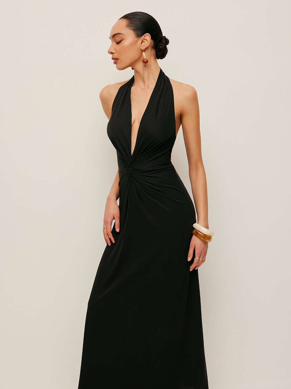 Robe dos-nu torsadée au décolleté en V