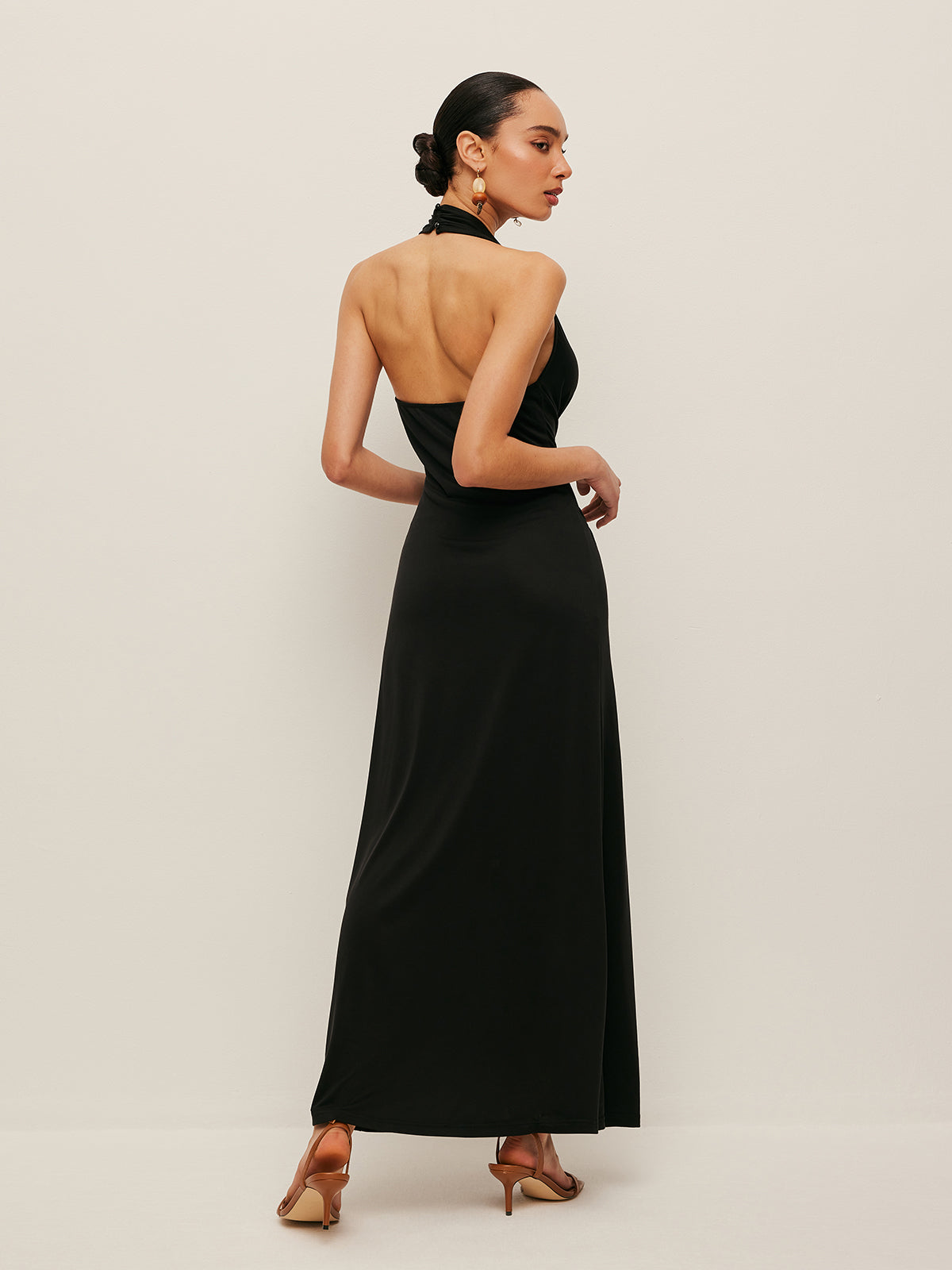 Robe dos nu à col V et devant torsadé 