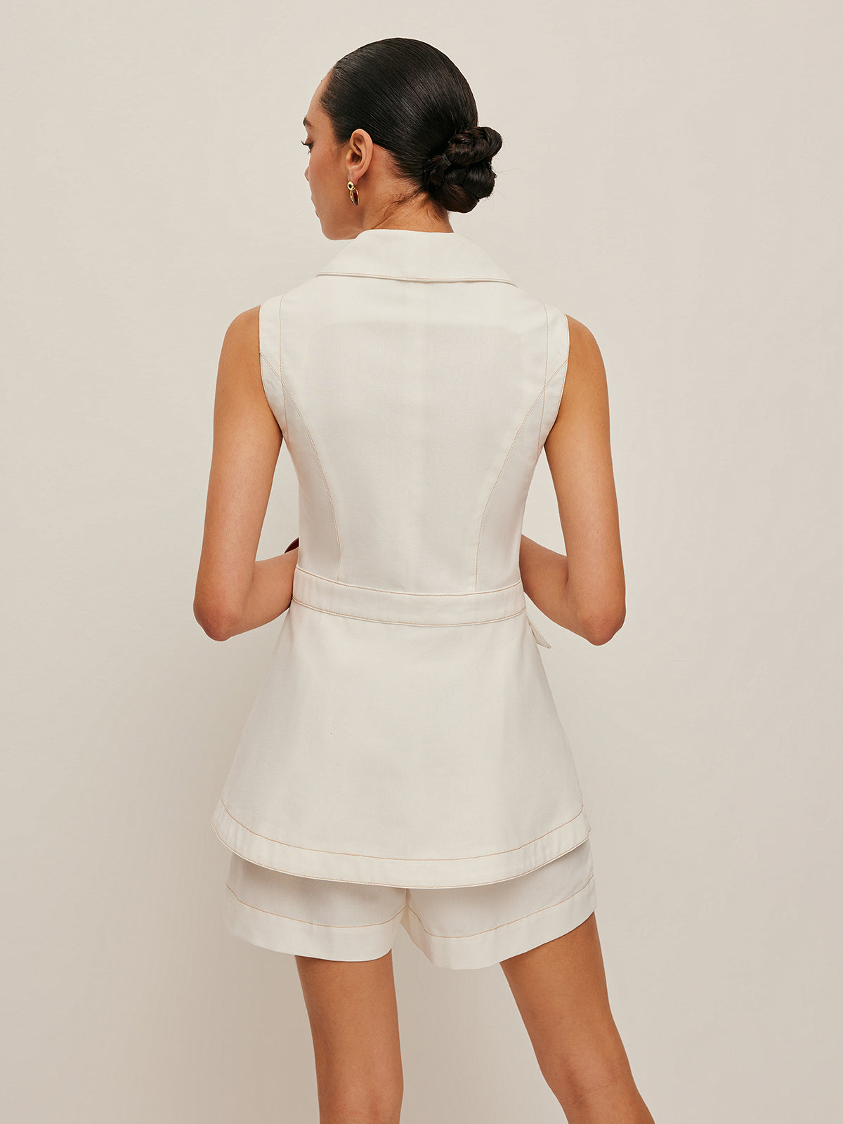 Taillierte Weste mit Taschendetails 