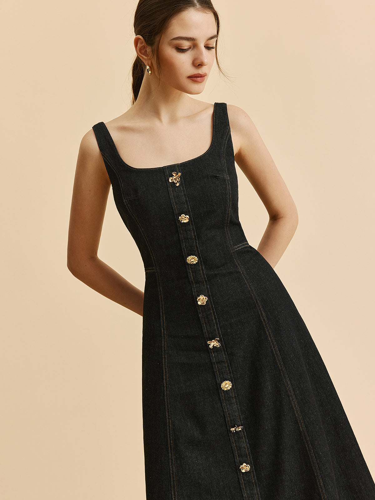 Robe en jean boutonnée à col carré