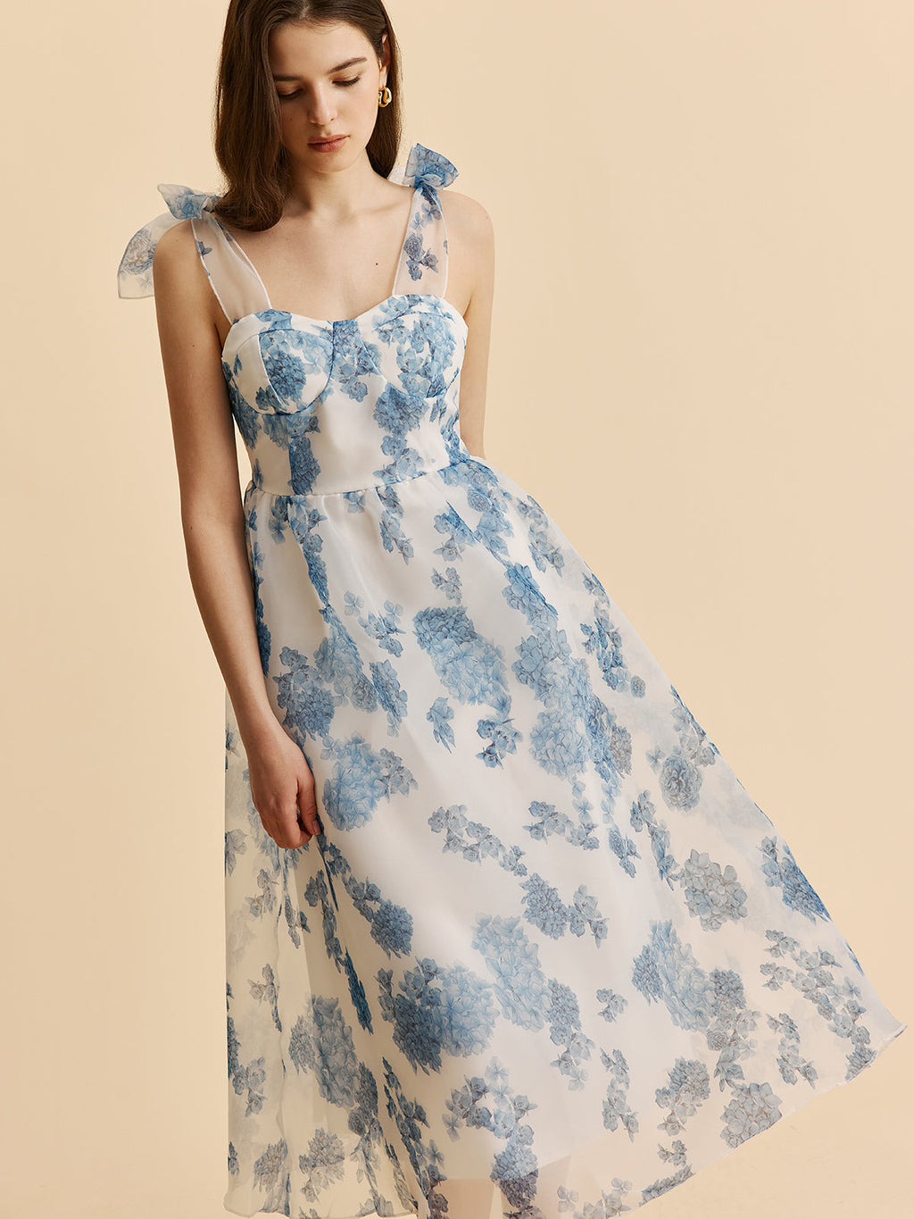 Robe à bretelles et nœuds fleuris