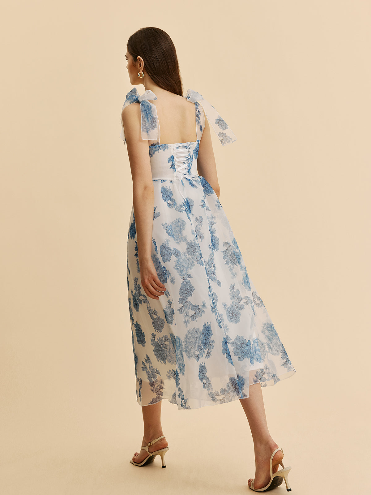Robe à bretelles et nœuds fleuris