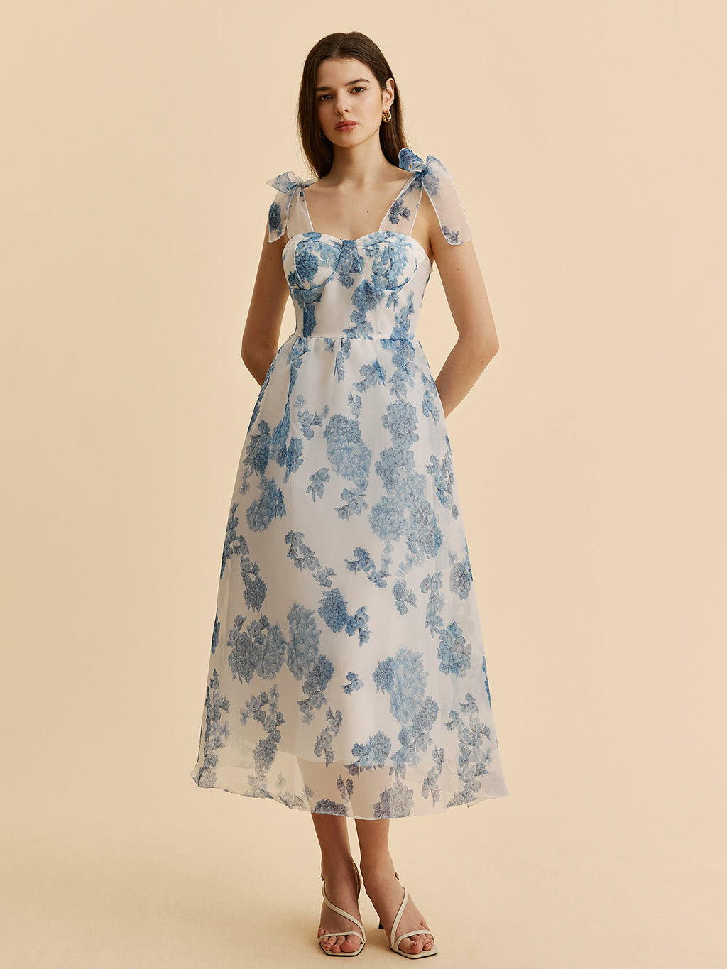 Robe à bretelles et nœuds fleuris