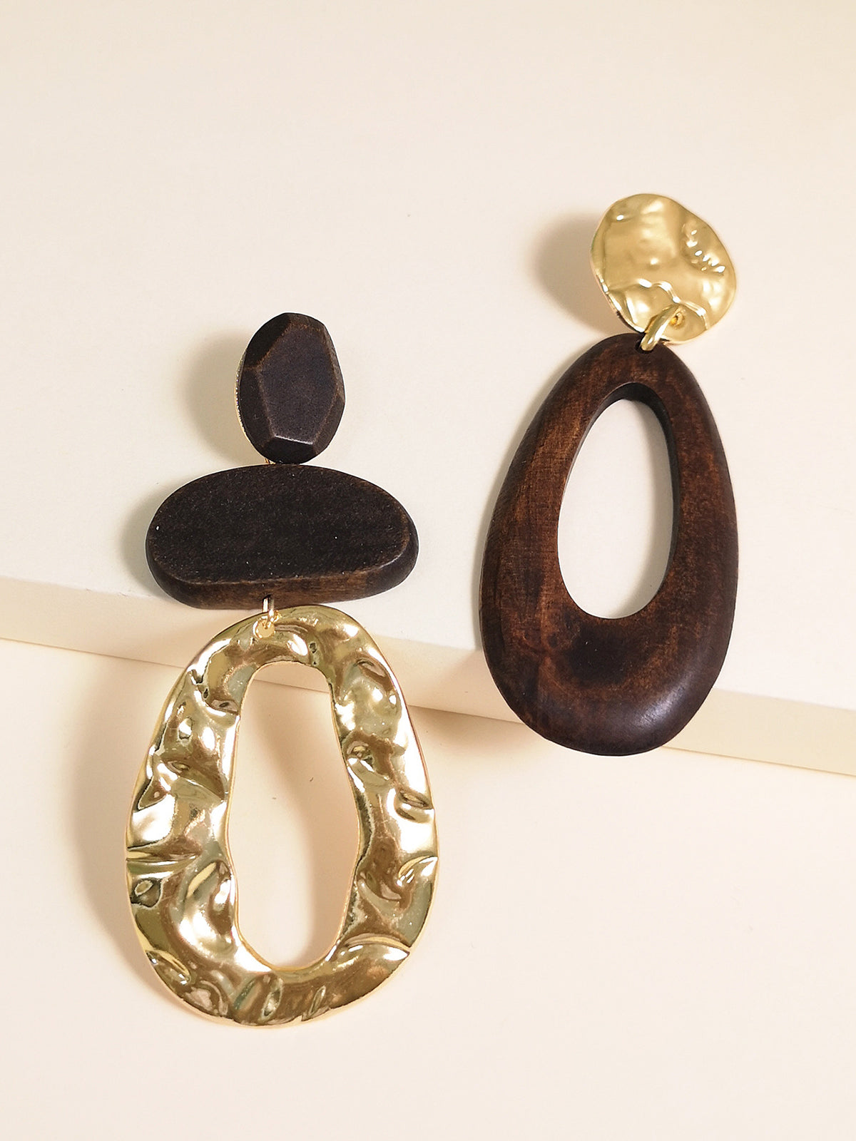 Boucles d'oreilles pendantes asymétriques en bois et métal
