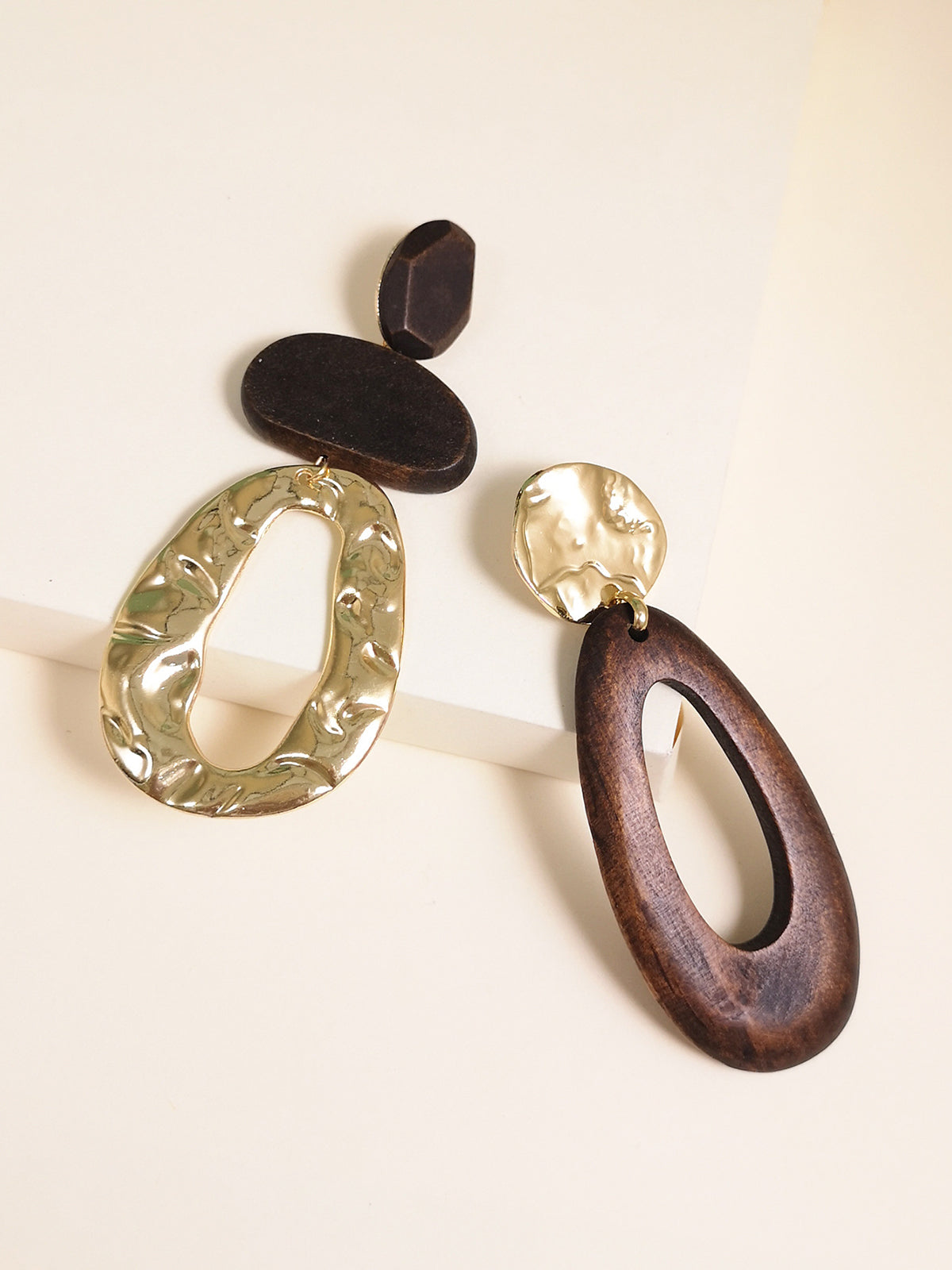 Boucles d'oreilles pendantes asymétriques en bois et métal 