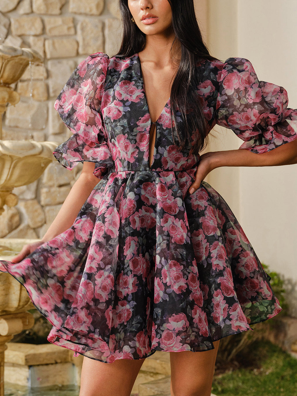 Robe florale semi-transparente à manches bouffantes