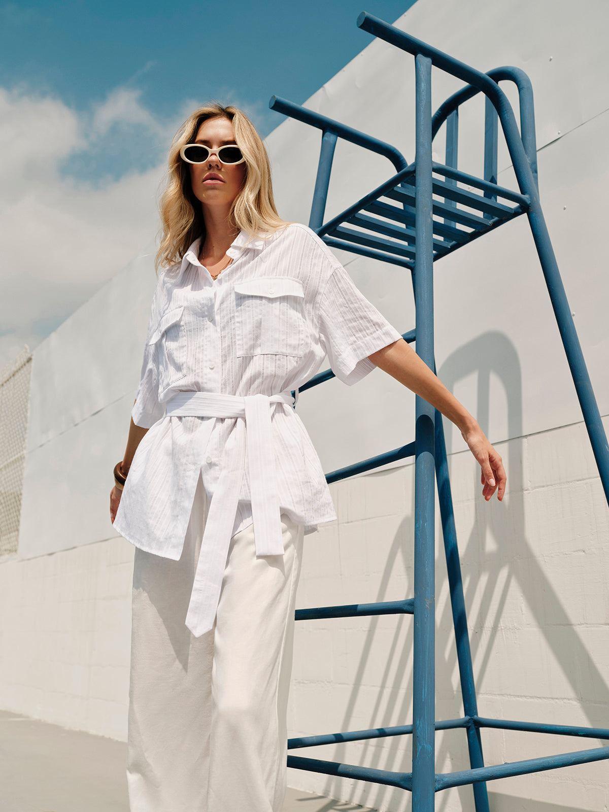 Chemise à col boutonnée en coton semi-transparent avec ceinture