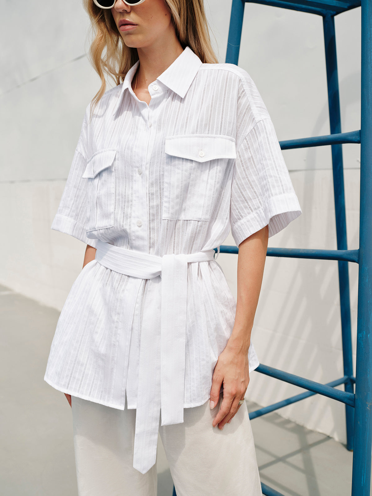 Chemise à col boutonnée en coton semi-transparent avec ceinture