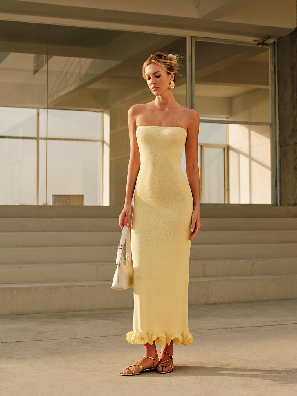 Strickkleid mit Cold-Shoulder und Rüschen