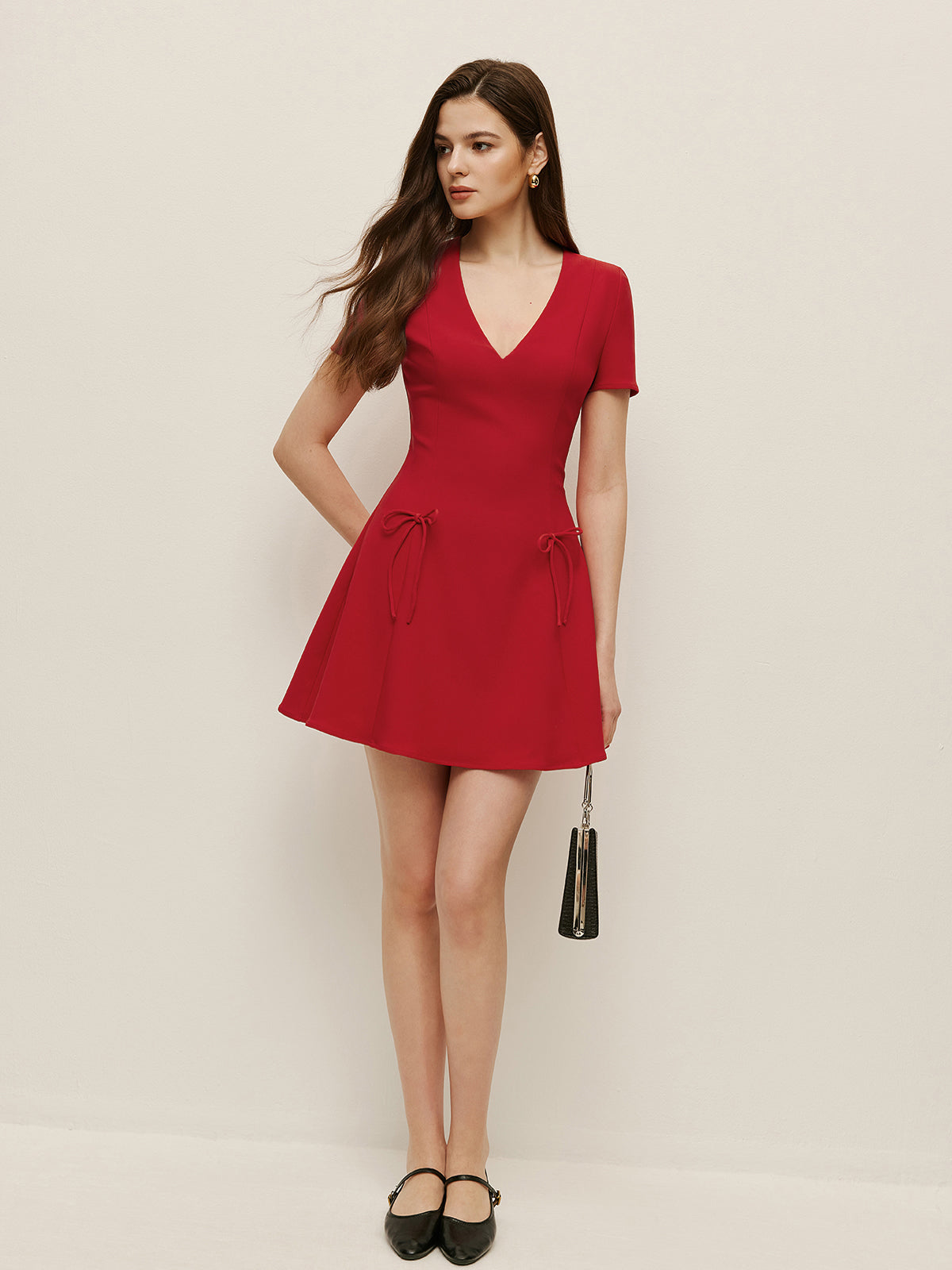 Robe à encolure en V et nœud décoratif