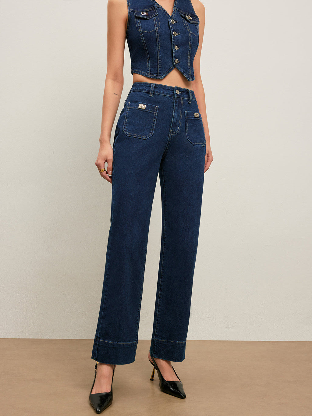 Jean classique taille haute à jambe droite
