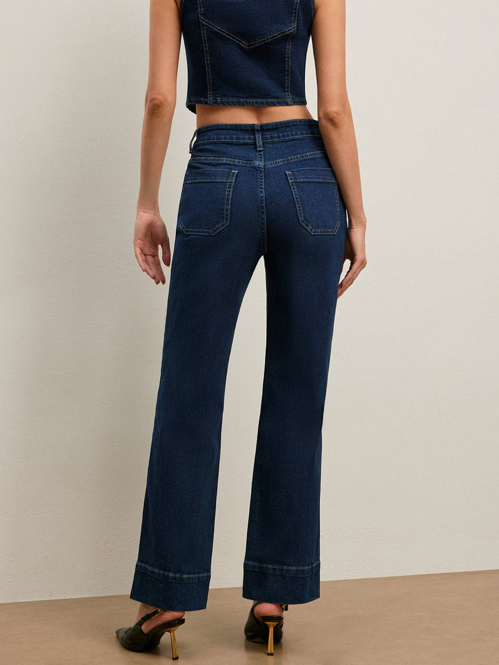 Jean classique taille haute à jambe droite