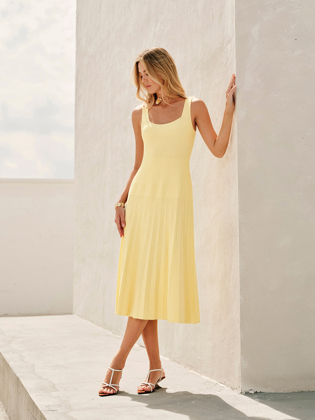 Robe en maille côtelée à encolure carrée