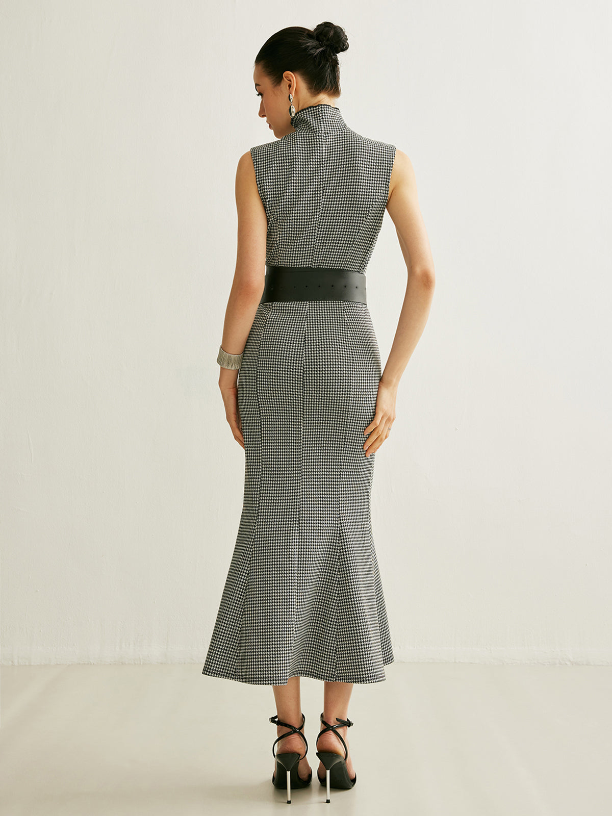 Robe sans manches à carreaux ceinturée 