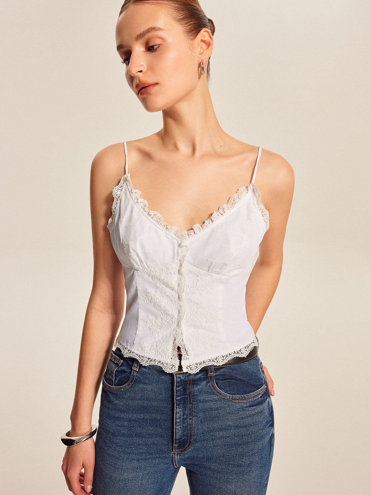 Cami-Top mit Knopfleiste und Spitzenbesatz