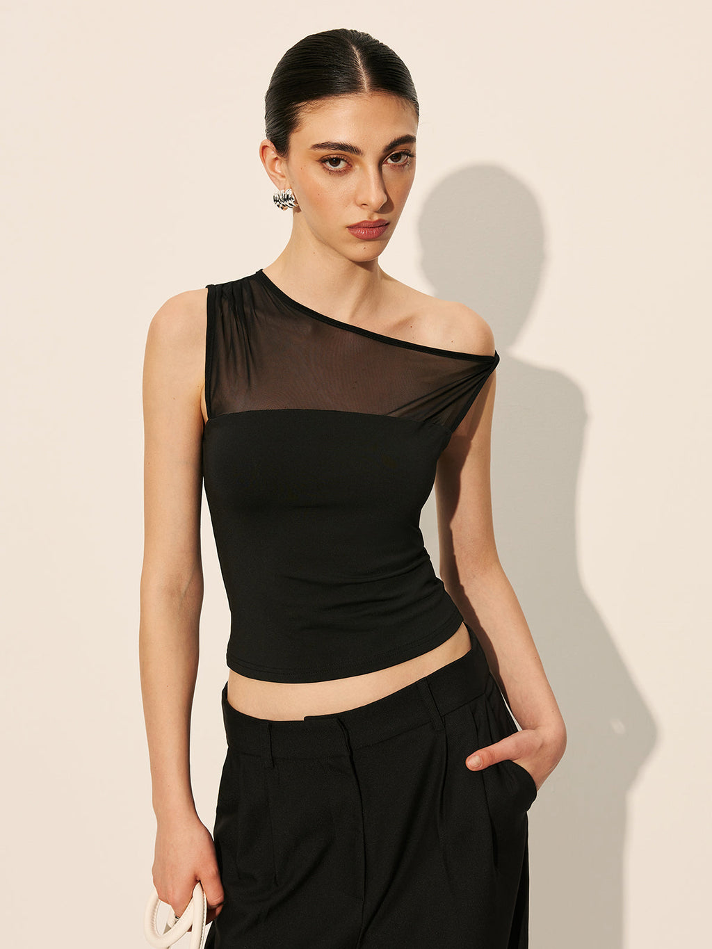 Haut asymétrique à empiècement transparent