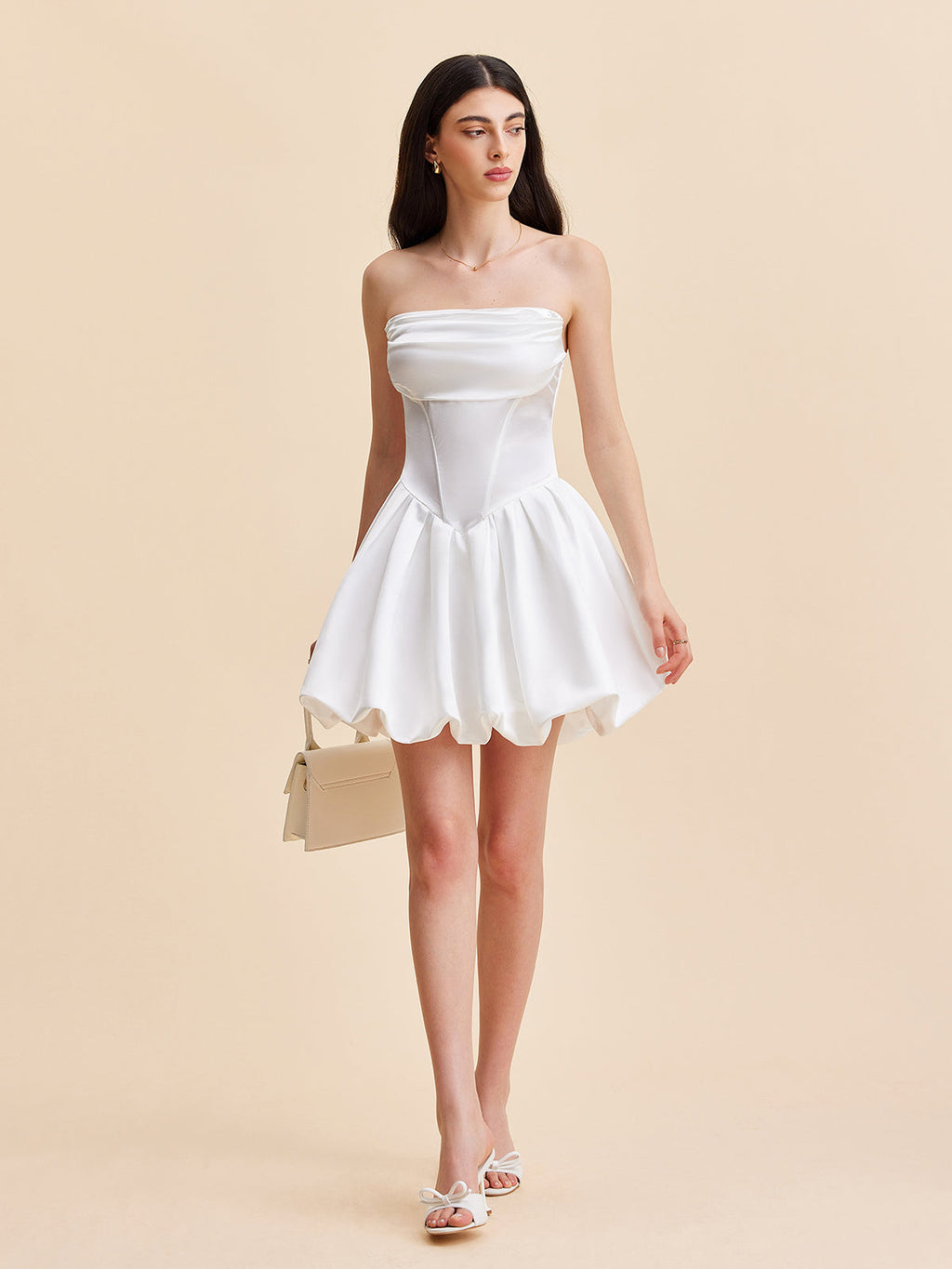 Robe bustier en satin semi-transparent avec ourlet bulle