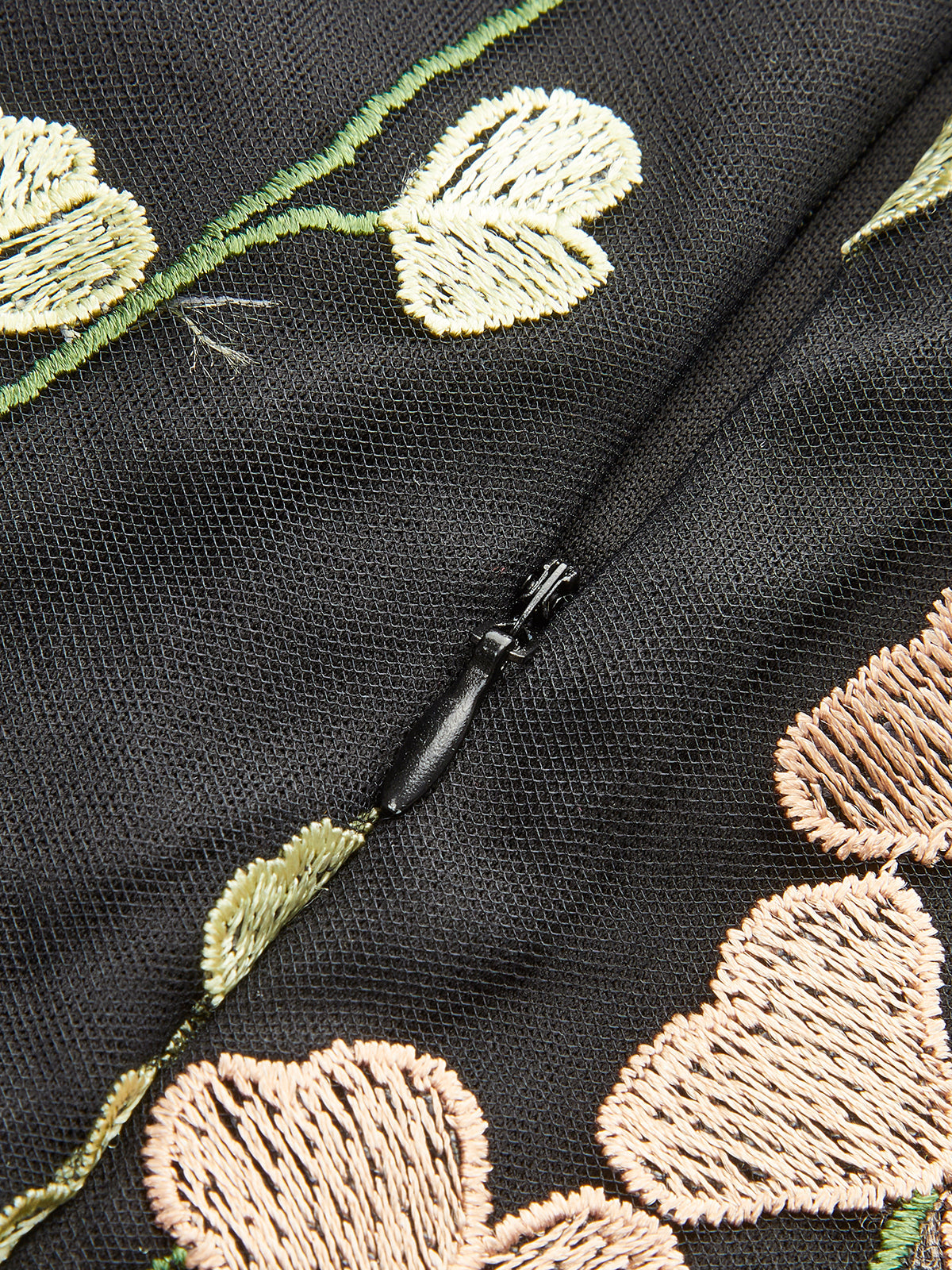 Robe en maille brodée de fleurs colorées 