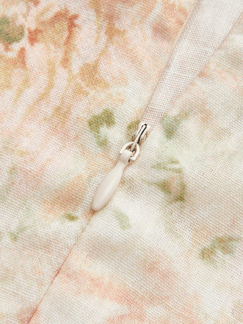 Geblümtes Leinen-Baumwoll-Kleid mit Puffärmeln und Gürtel