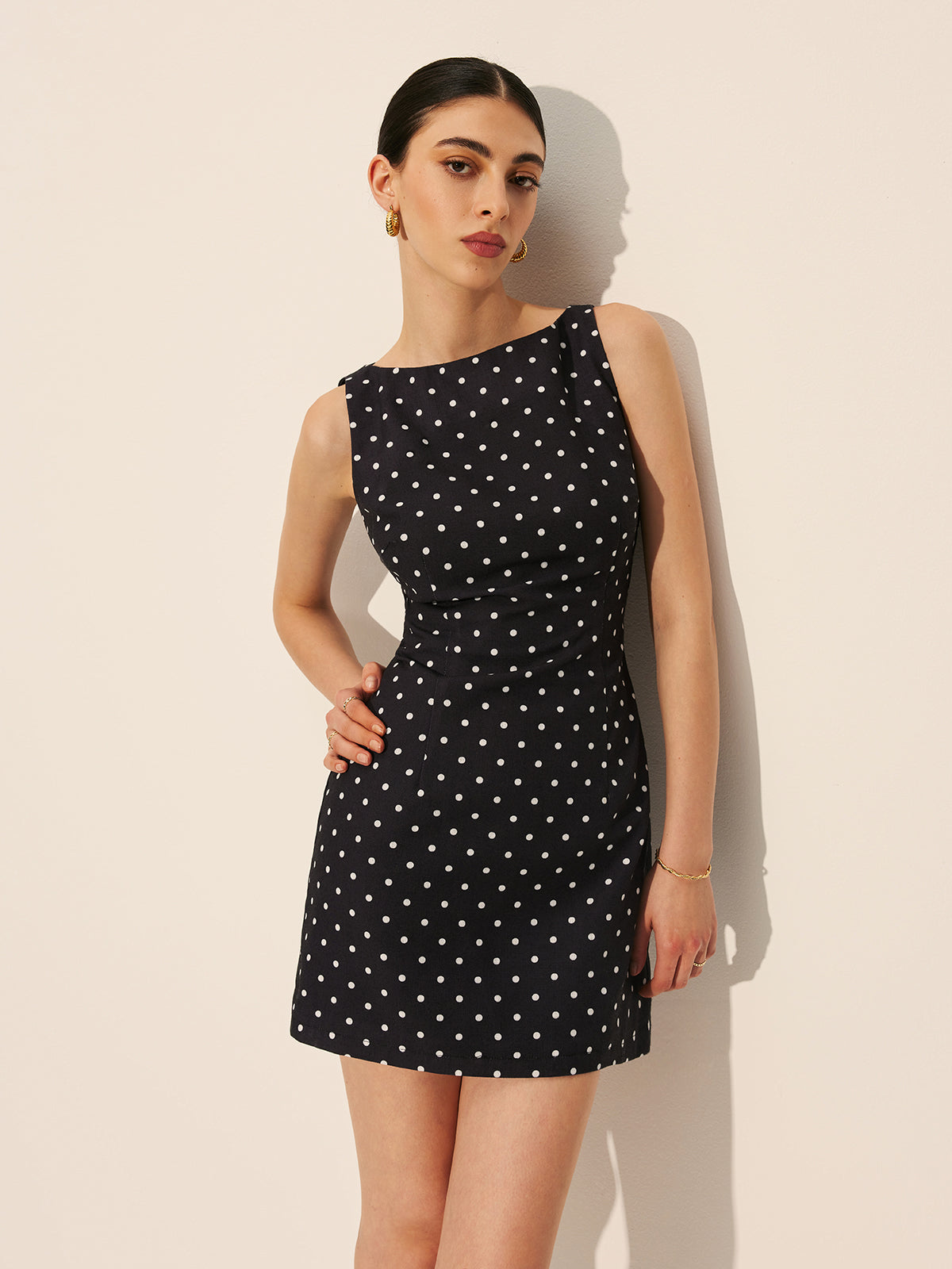 Robe courte à col rond zippée à pois