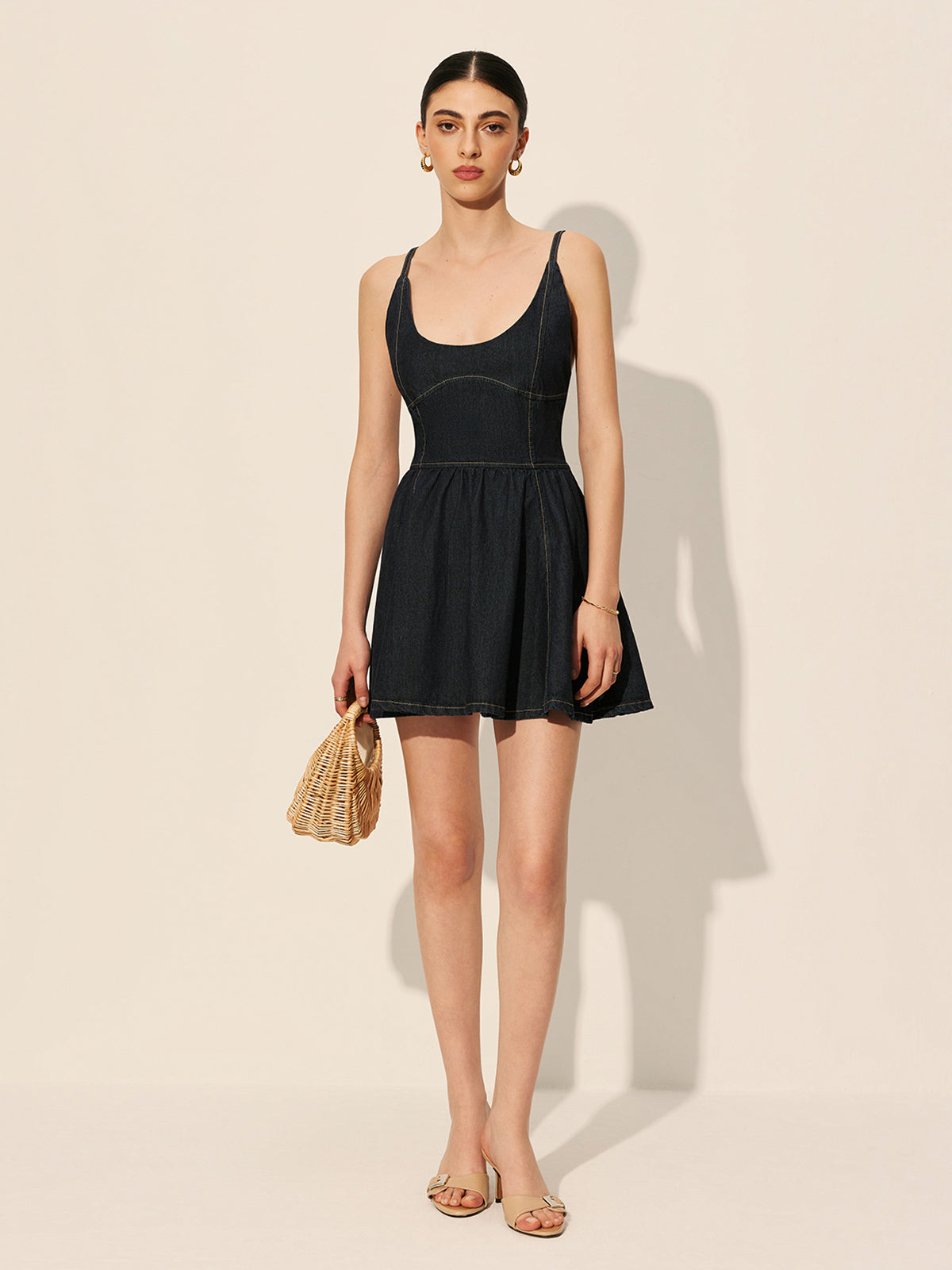 Rückenfreies Jeanskleid mit ausgestelltem Rock 