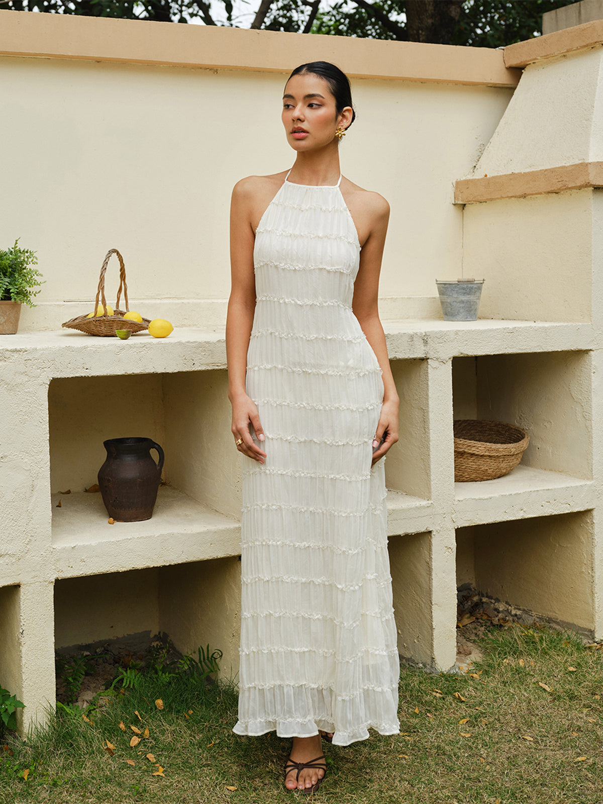 Neckholder-Kleid mit gekreuztem Rückenausschnitt und Rüschen