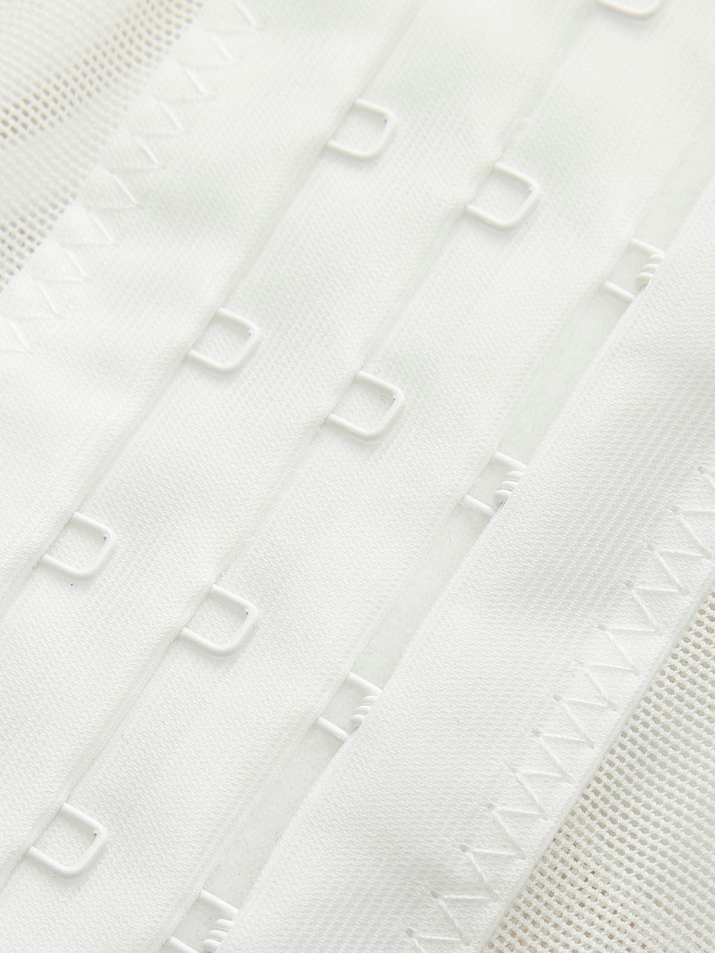 Halbtransparente Korsage aus besticktem Mesh